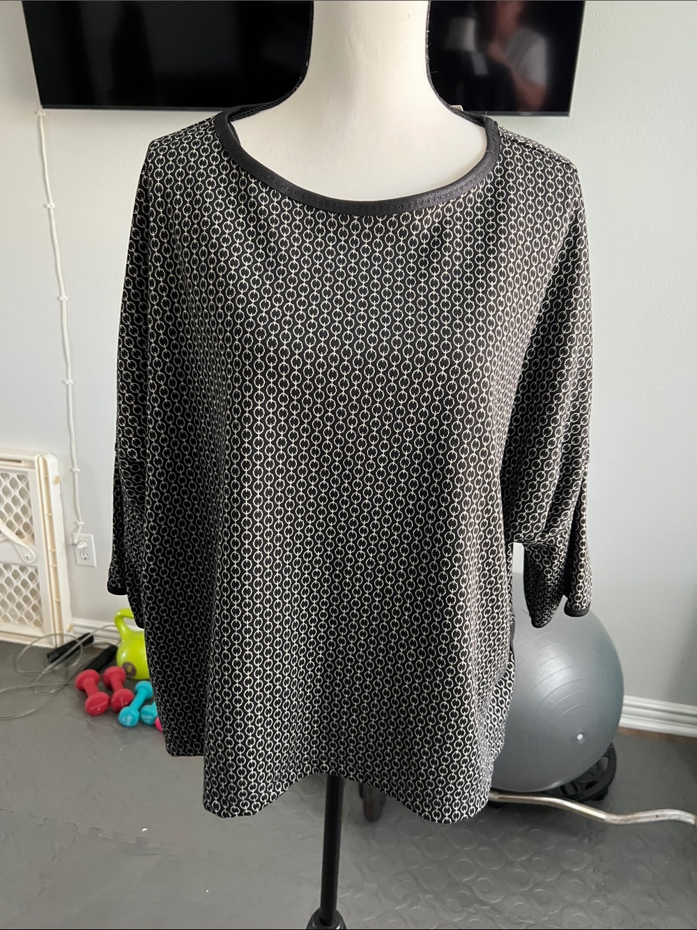 Max Studio Black & White Geometric Drop-Sleeve Blouse